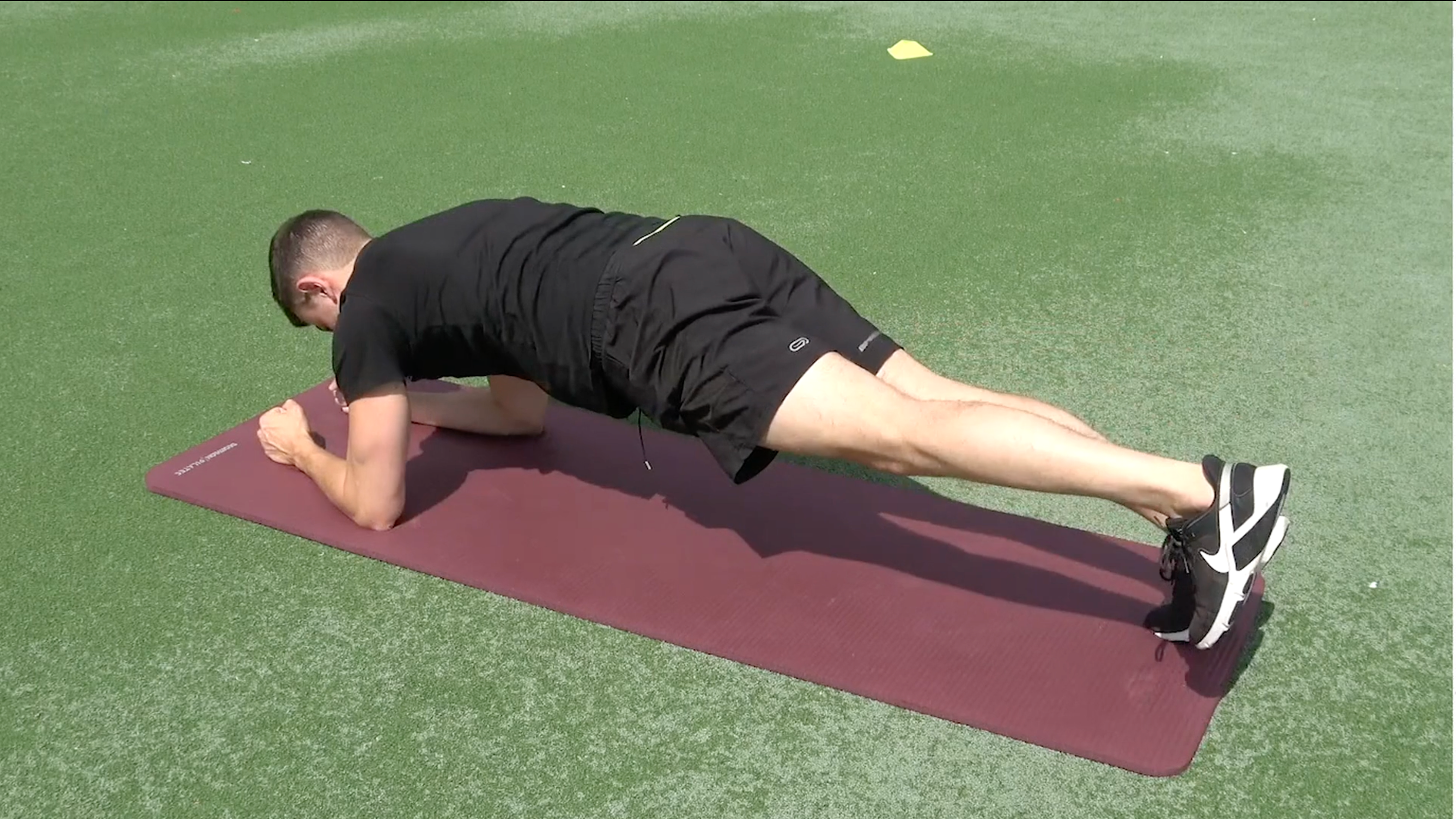 Planche, tenir une jambe levée