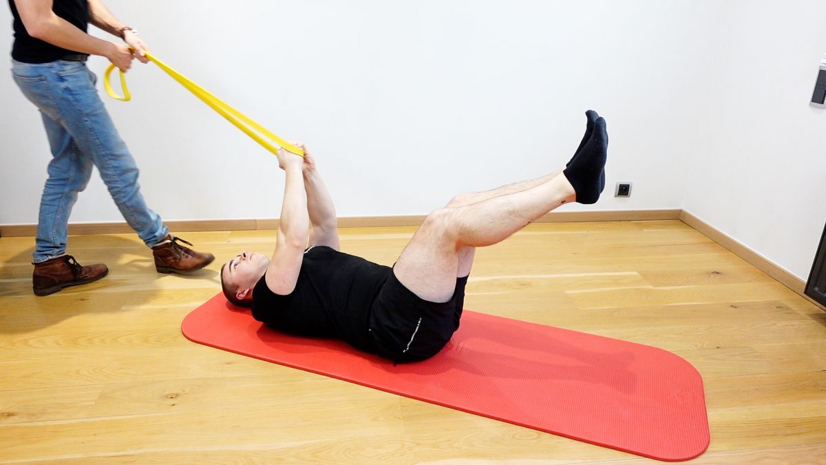 Renforcement abdominal en couché dorsal avec déstabilisation à l'élastique