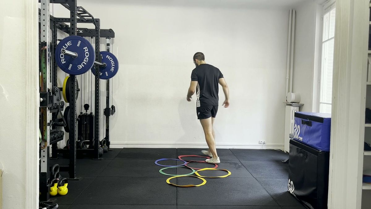 Pogo avec rotation dans des cerceaux