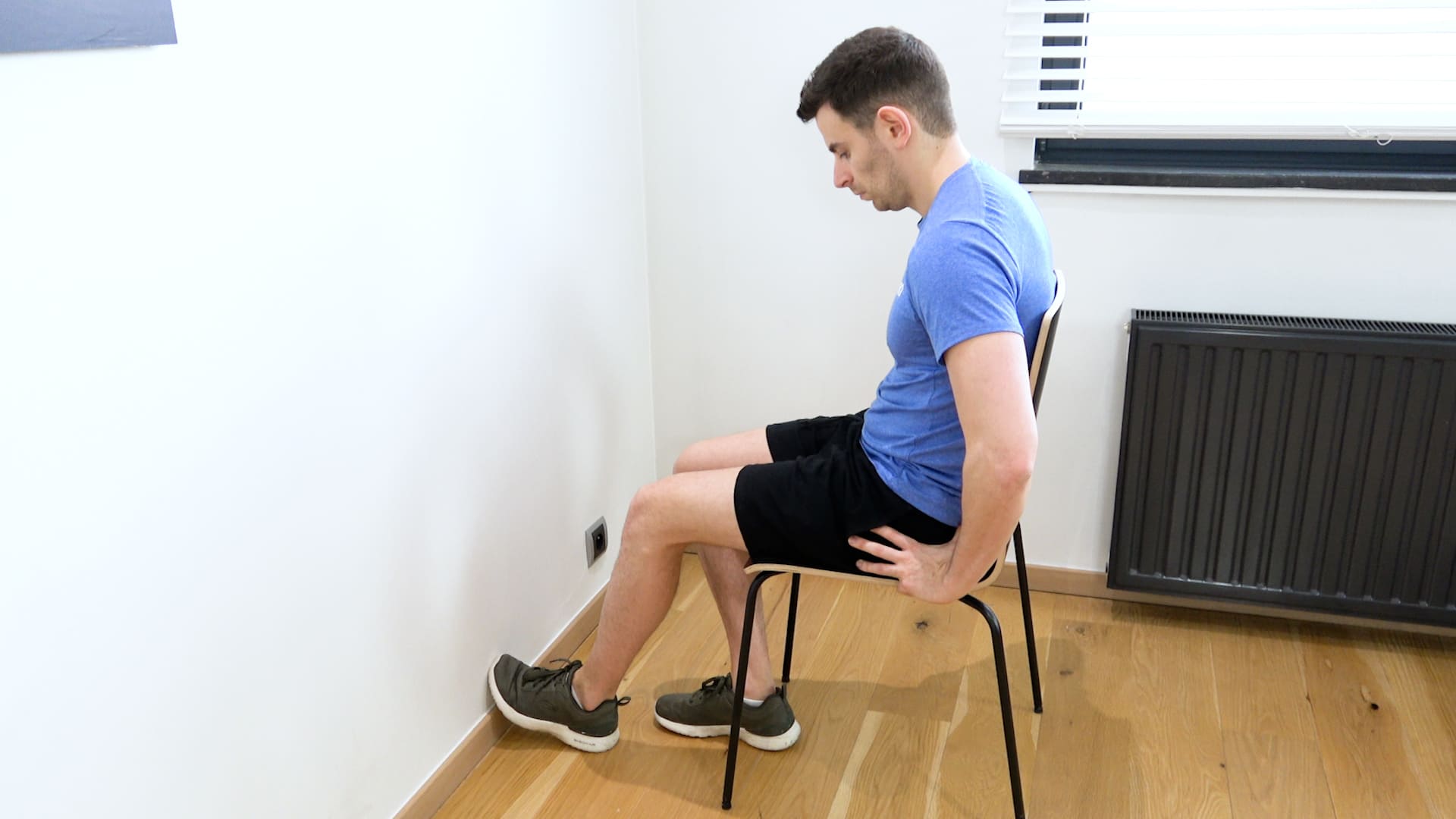Contraction isométrique quadriceps contre mur, vue 1