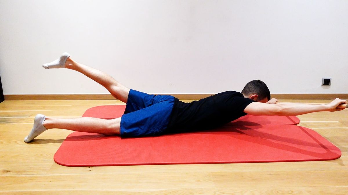 Superman bras / jambe alterné avec bâton