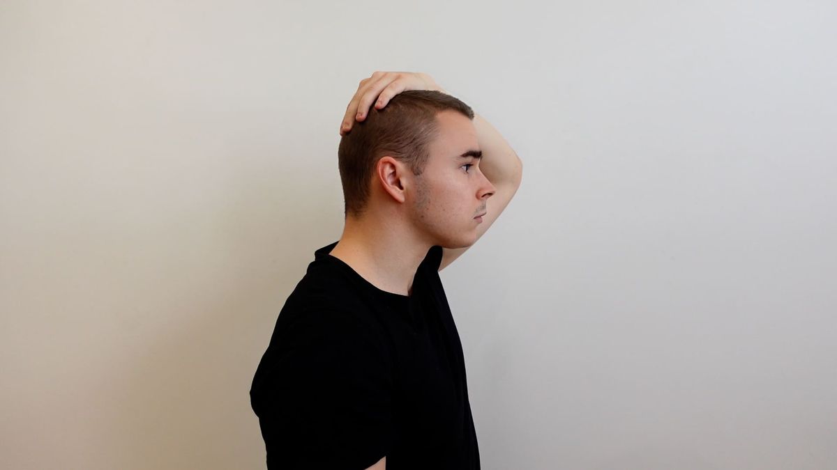 Mobilisation active-aidée en flexion cervicale avec les mains
