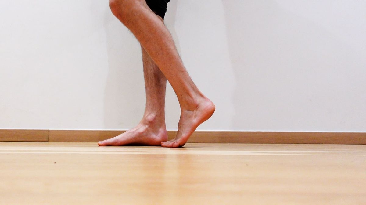 Marche arrière sur pointes des pieds avec flexion de genou