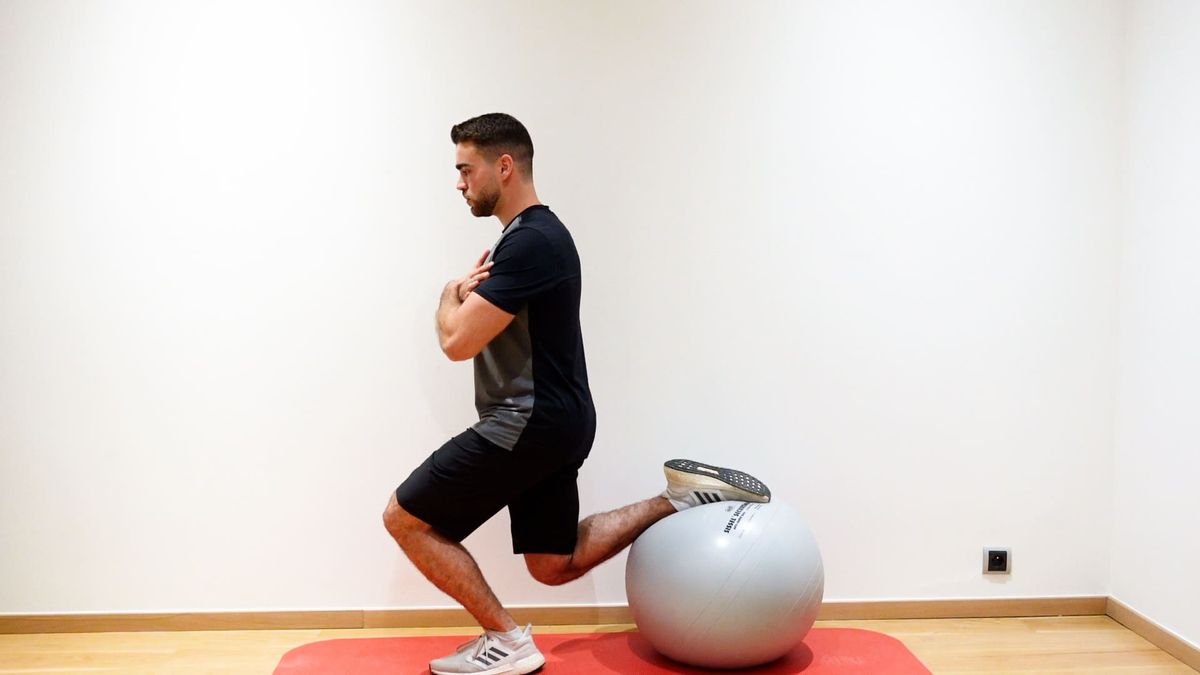 Split Squat on Swiss Ball