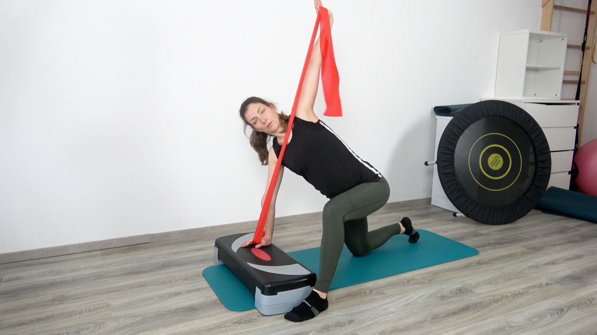 Rotation thoracique avec élastique et step