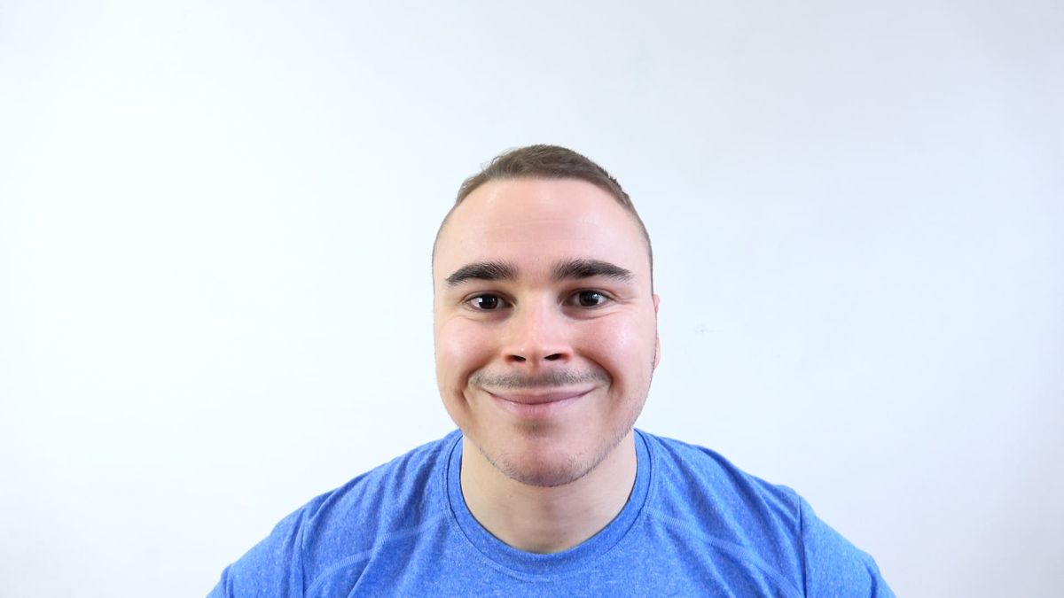 Sourire bouche fermée