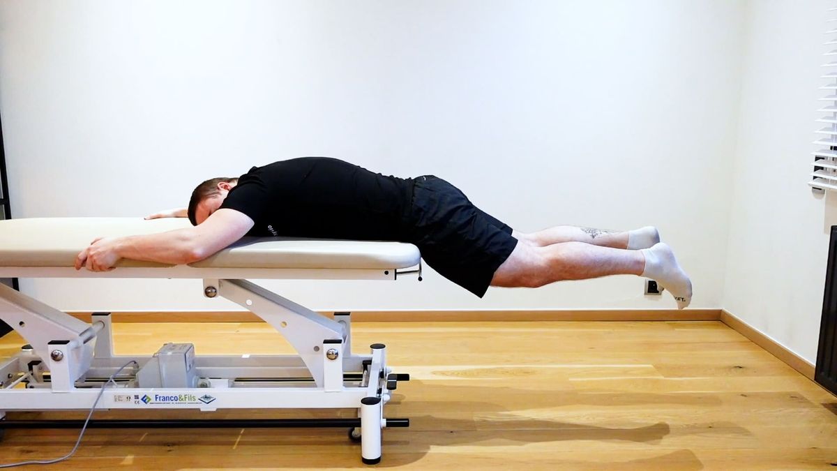 Renforcement en extension lombaire sur table, hanches dans le vide
