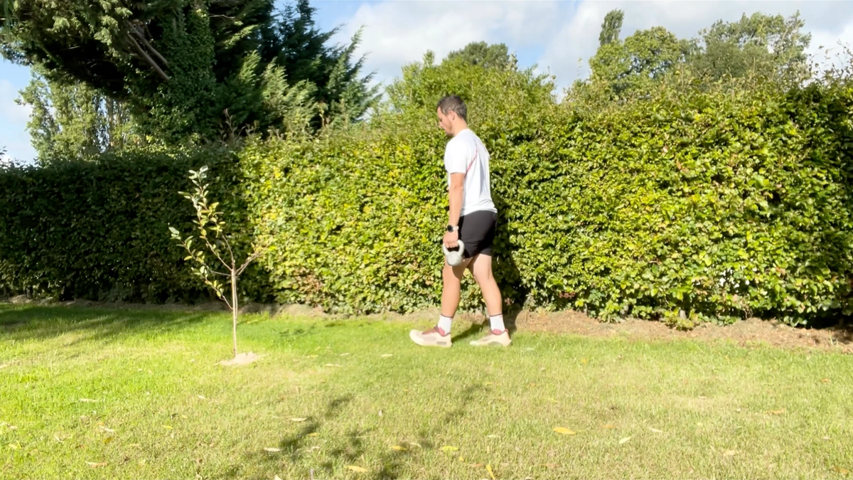 Farmer walk avec charge dans chaque main