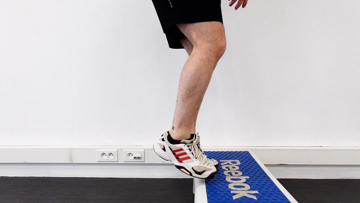 Flexion plantaire excentrique genou fléchi sur step