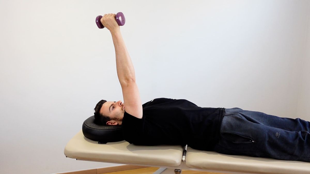 Renforcement fléchisseurs épaule en décubitus dorsal avec poids