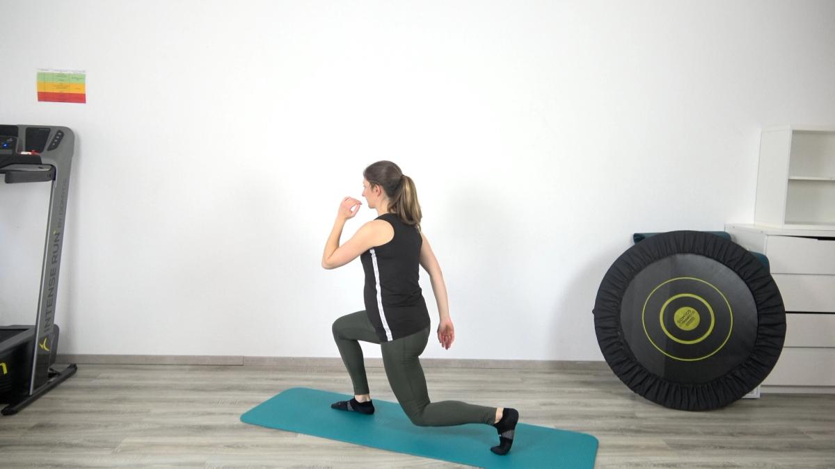 Dynamic Lunge With Knee Raise