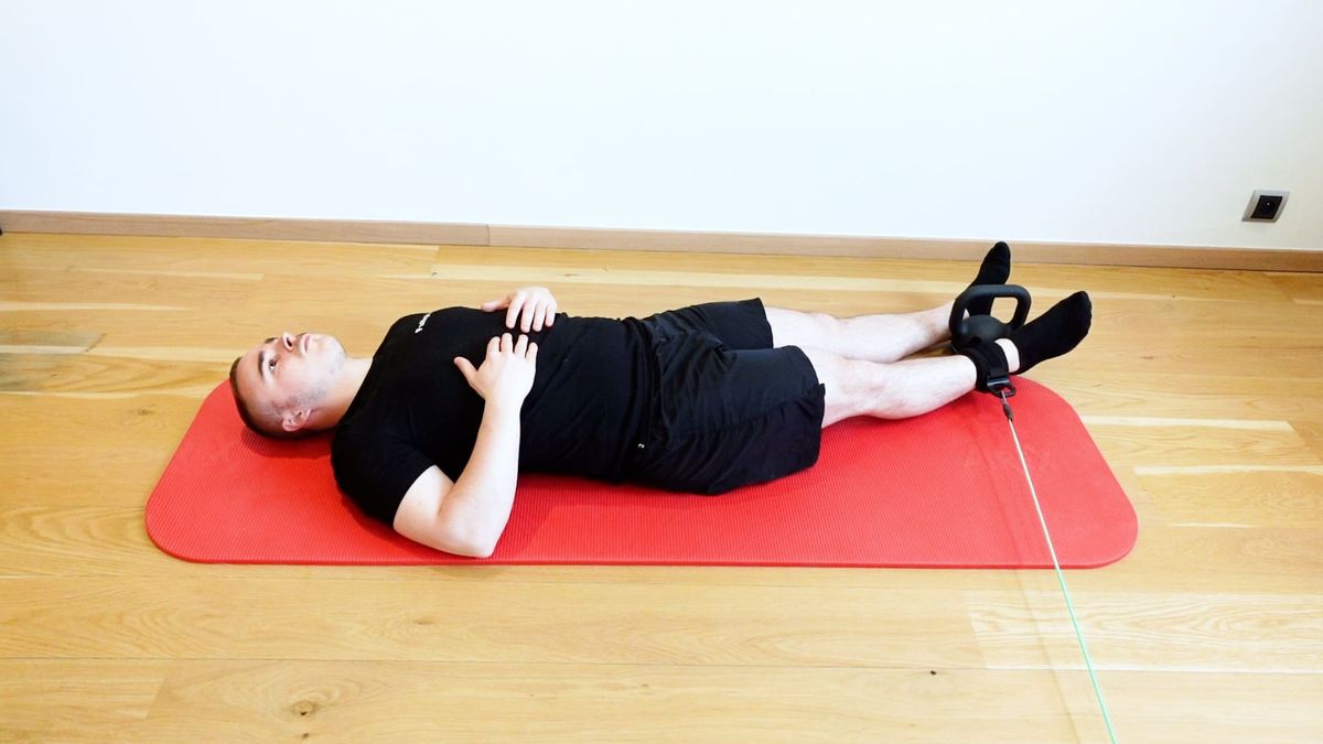 Adduction de hanche en couché dorsal avec élastique