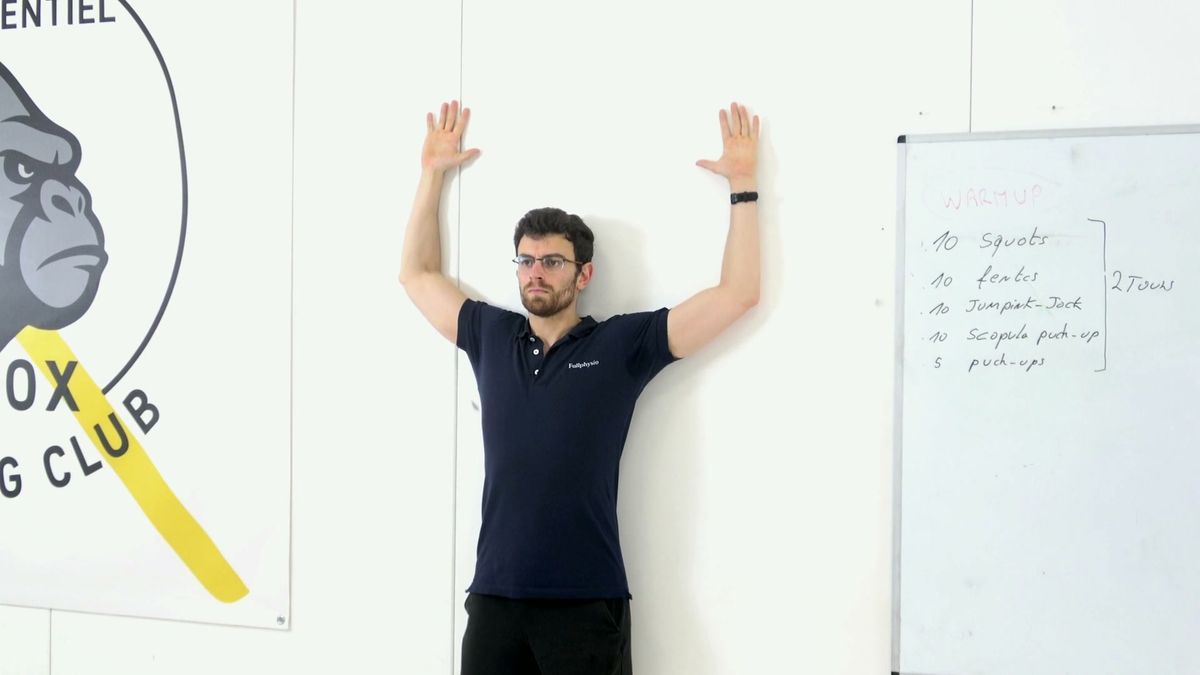 Glissement des bras contre le mur