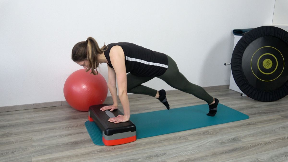 Planche sur Step avec montée de genou latérale