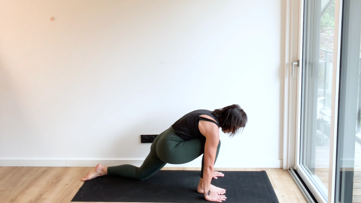 Fente basse (« Anjaneyasana »)