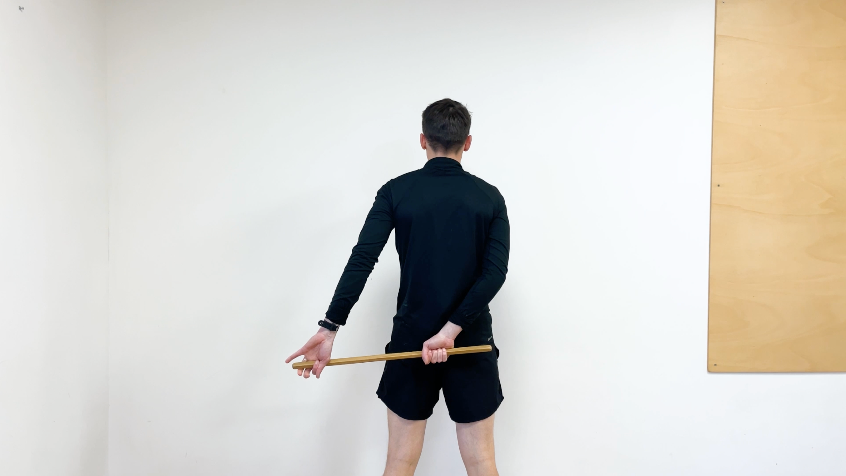 Étirement main dans le dos position basse