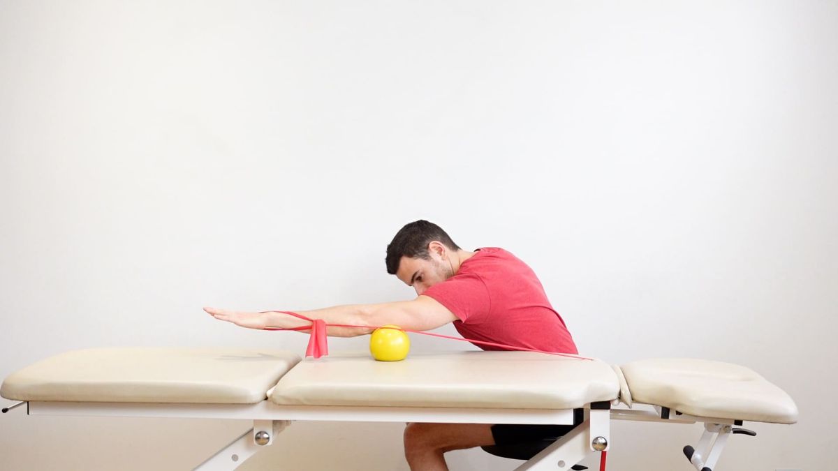 Flexion d'épaule sur balle avec élastique