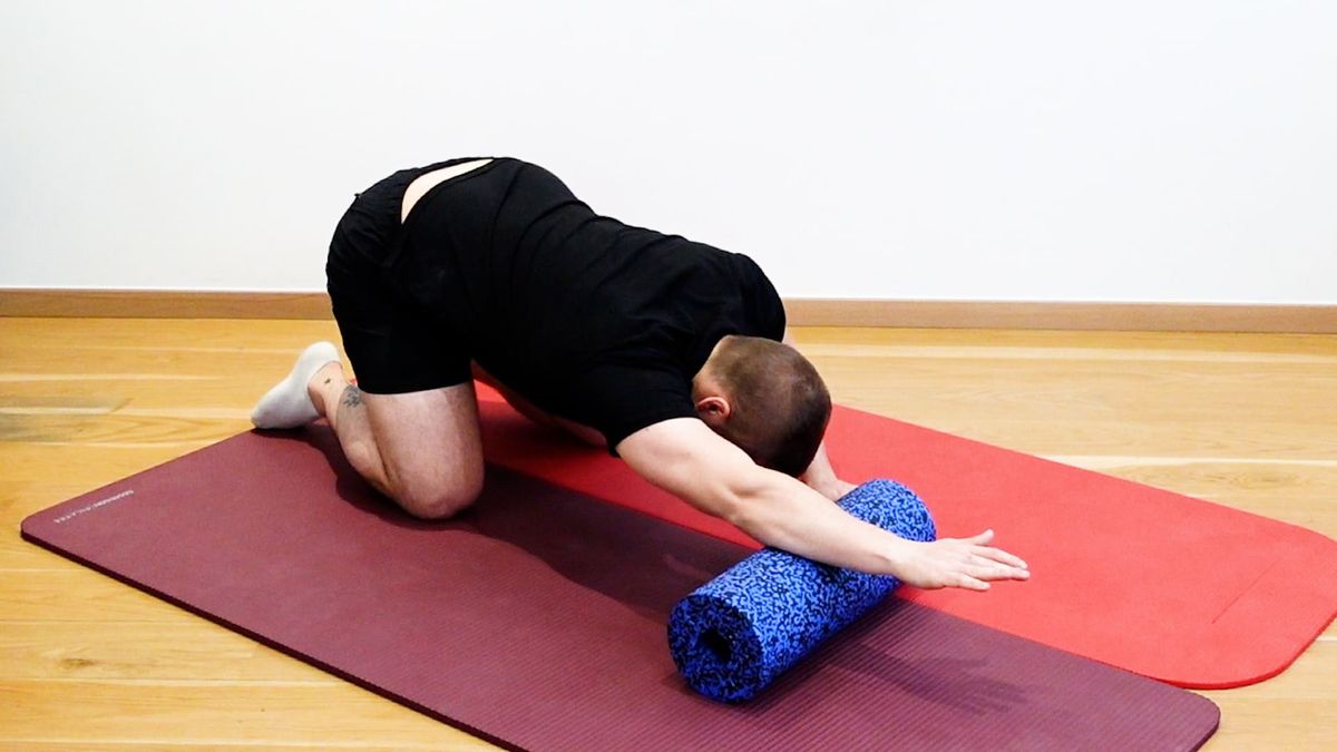 Flexion d'épaule active-aidée à genoux avec rouleau