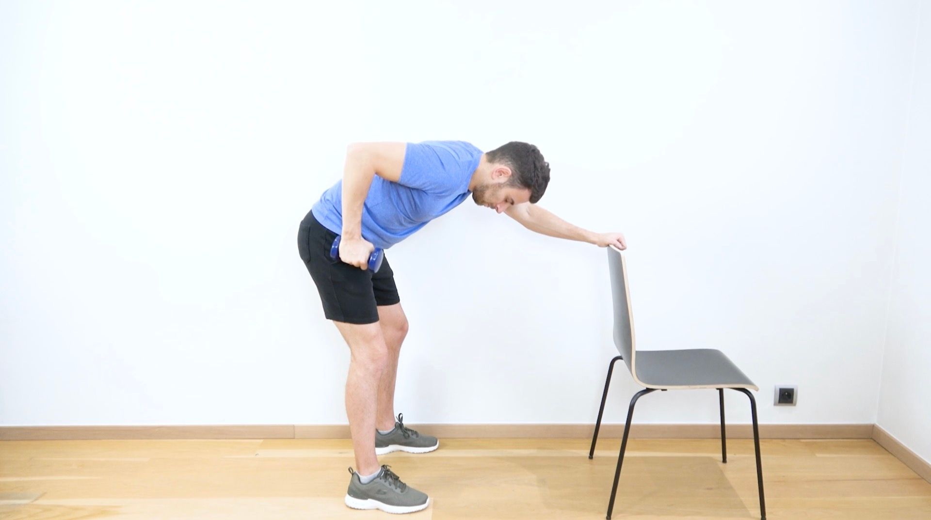Renforcement triceps avec haltère, vue 1