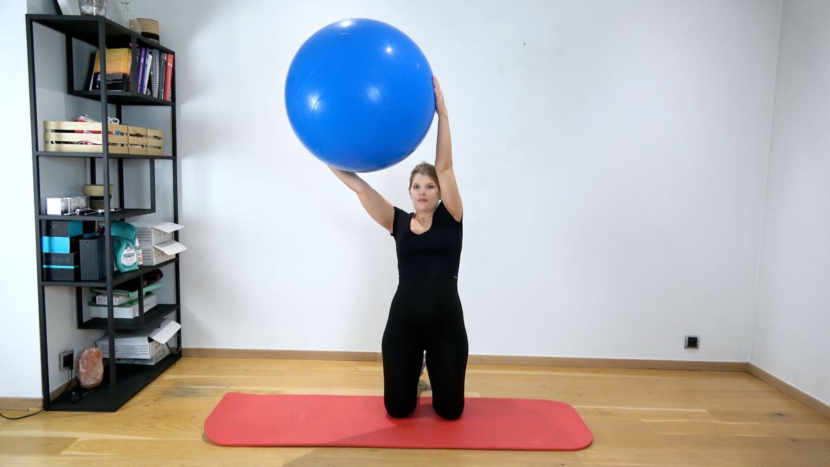 Flexion des épaules en diagonale avec SwissBall