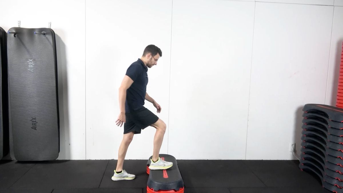 Montée sur marche côté douloureux (step plus haut)