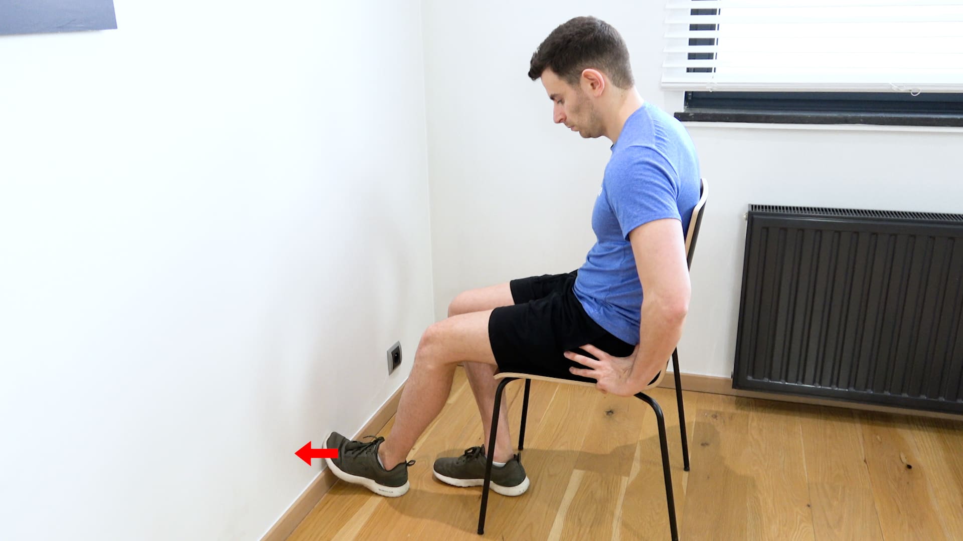 Contraction isométrique quadriceps contre mur, vue 2