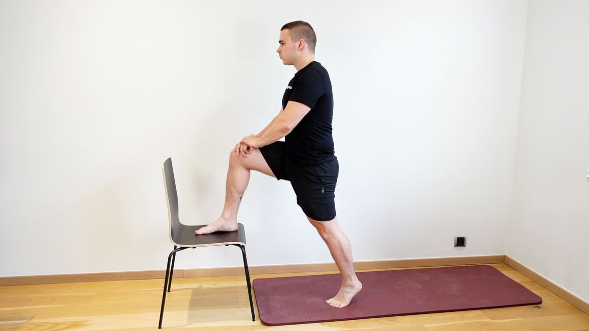 Single-Leg Plantar Flexion With One Foot in Front of the Other