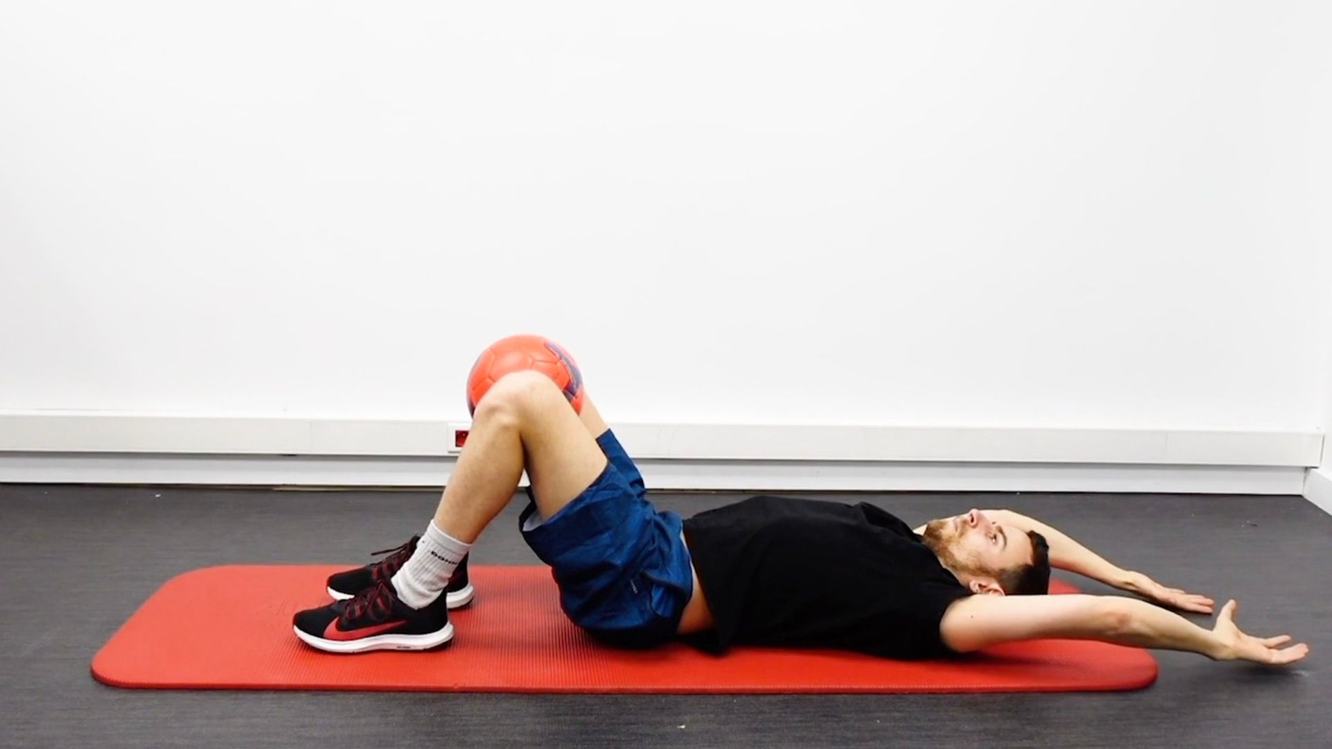 Renforcement abdominaux en synergie avec adduction, couché avec ballon, vue 1