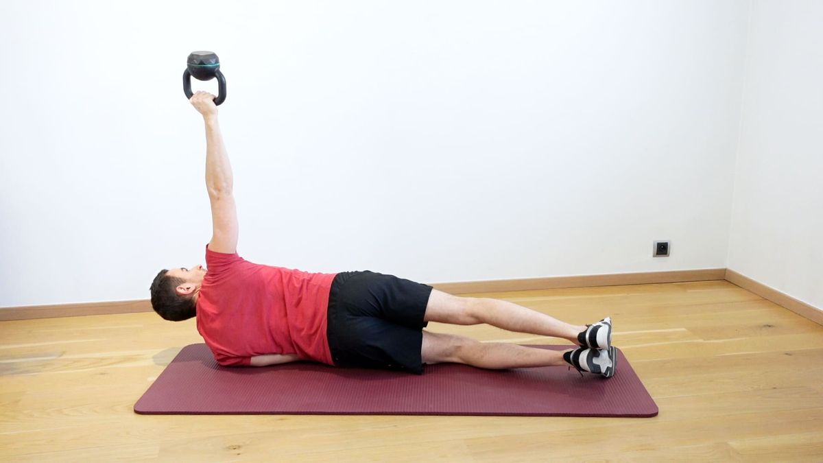 Stabilisation d'épaule avec kettlebell en bascule au sol