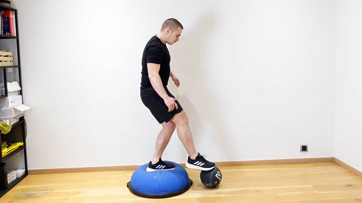 Stabilité sur Bosu avec conduite de balle