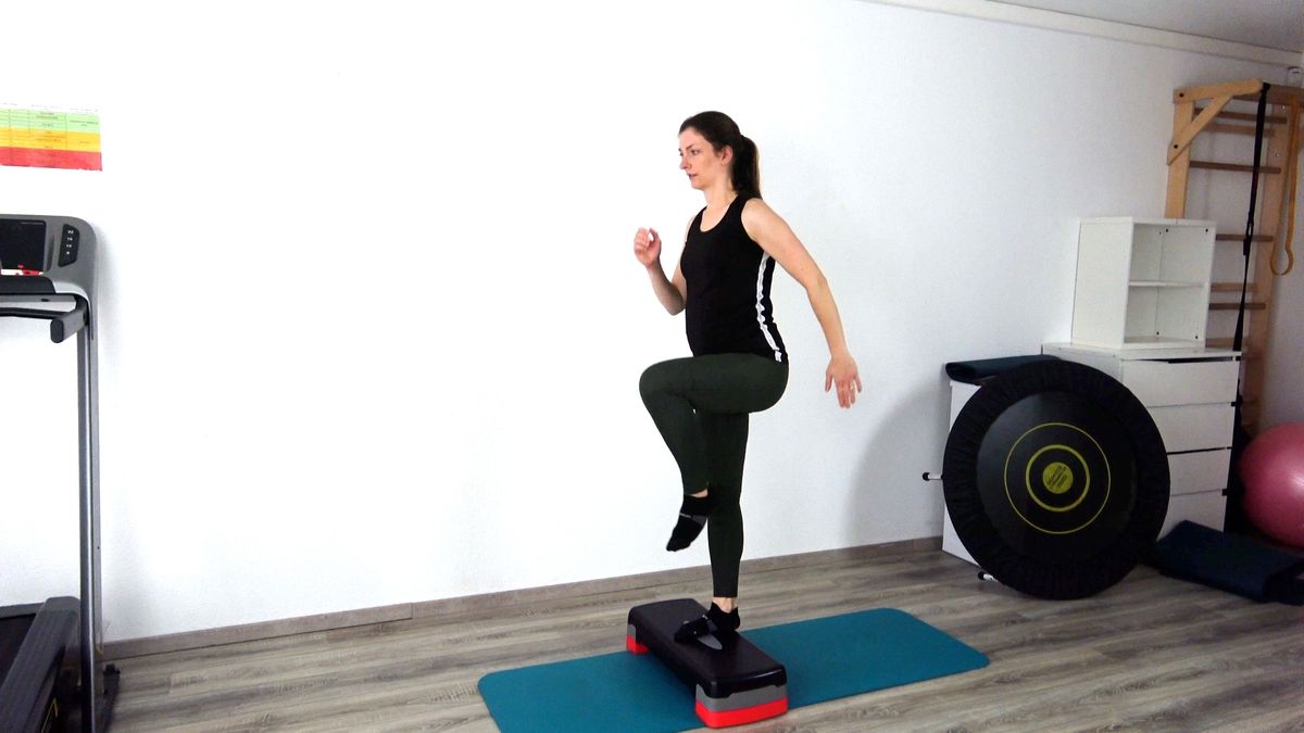 Squat avec montée de genou sur step