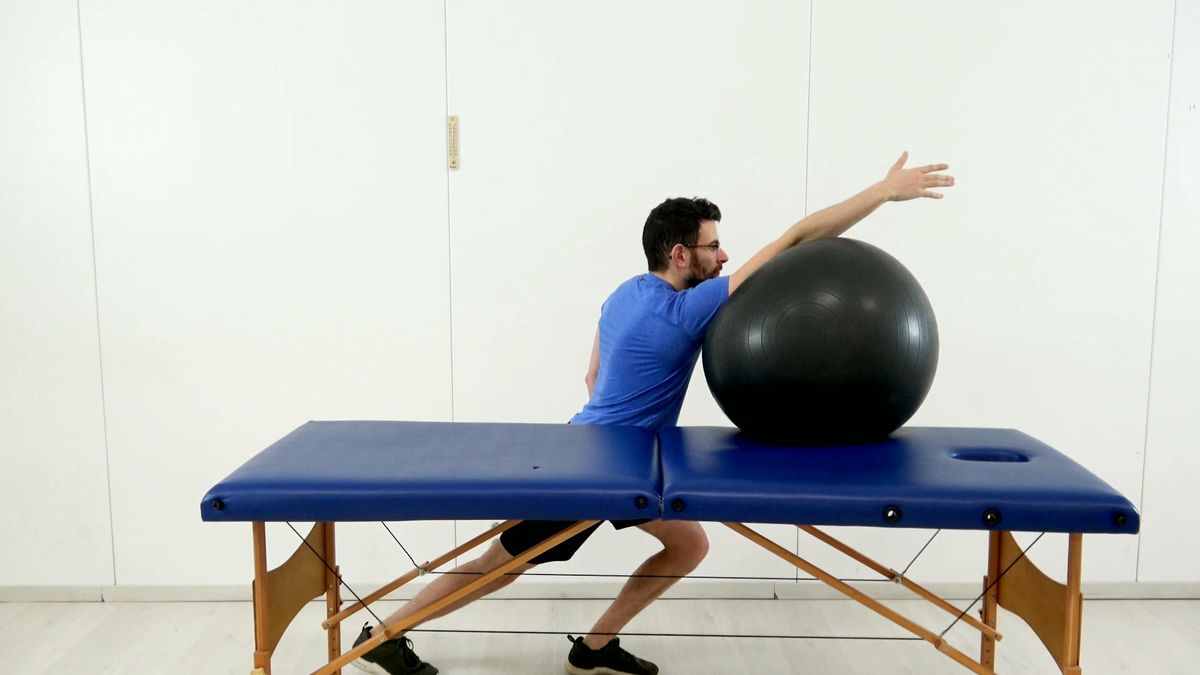 Flexion de l’épaule avec ballon suisse