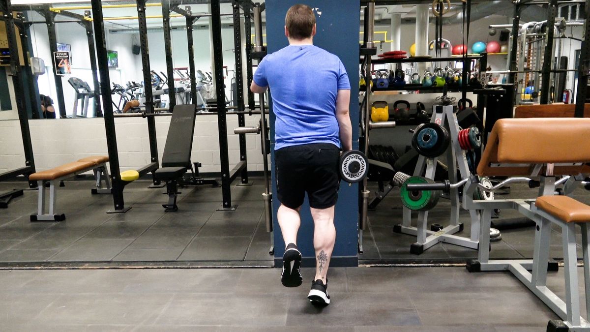 Levées de talon sur une jambe avec charge