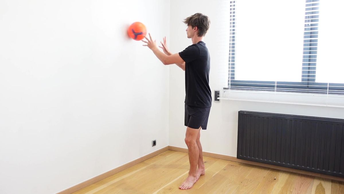 Équilibre en tandem avec passe sur le mur