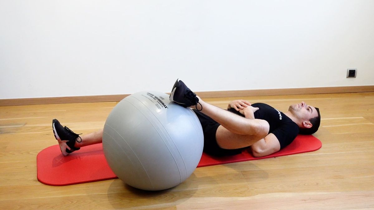 Mobilisation hanche active-aidée avec SwissBall