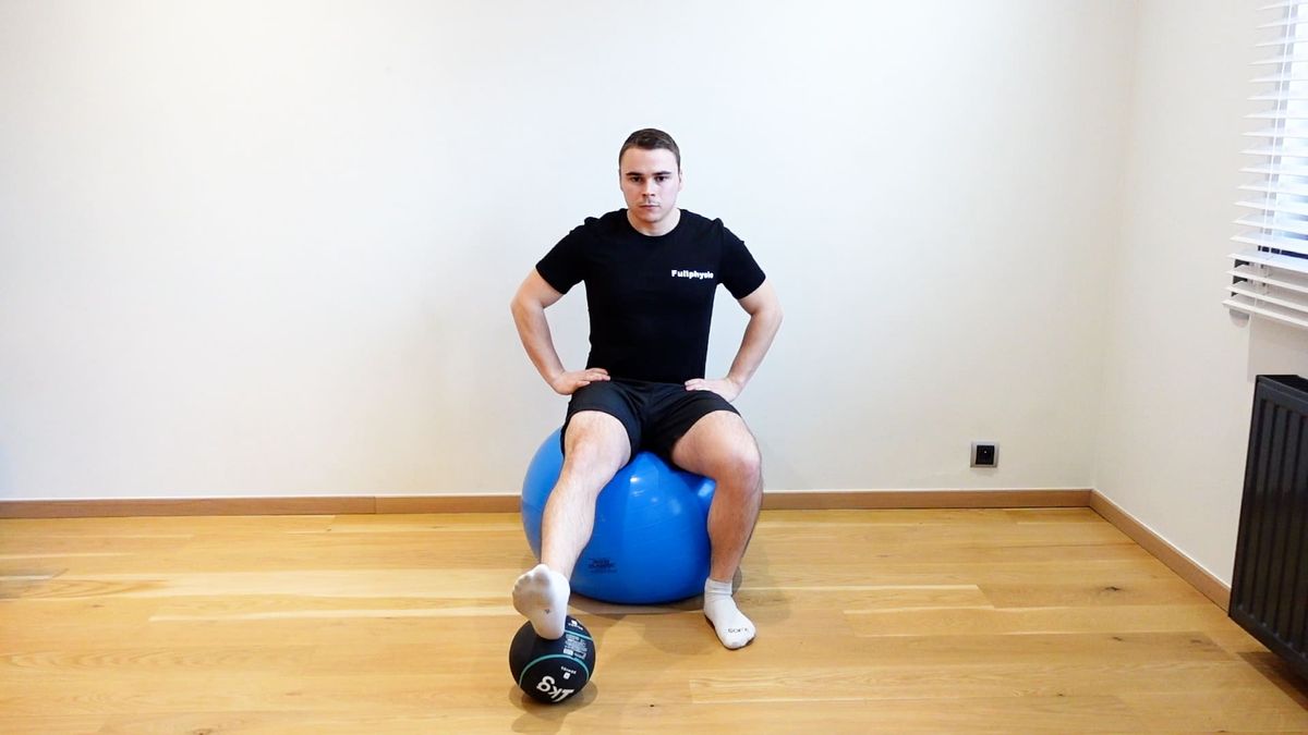 Stabilisation en assis sur SwissBall avec ballon