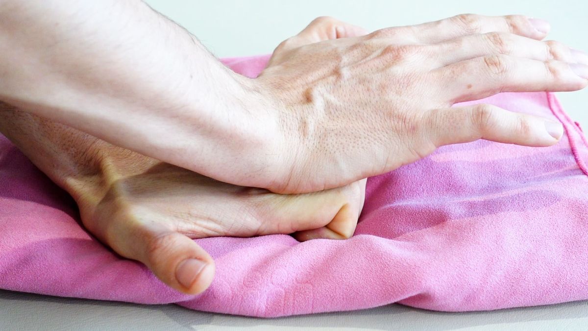 Posture en griffes sur serviette