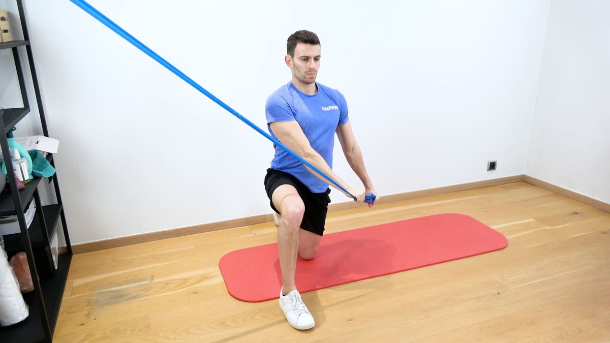 Renforcement abdominal en diagonale (chop) en chevalier servant avec élastique