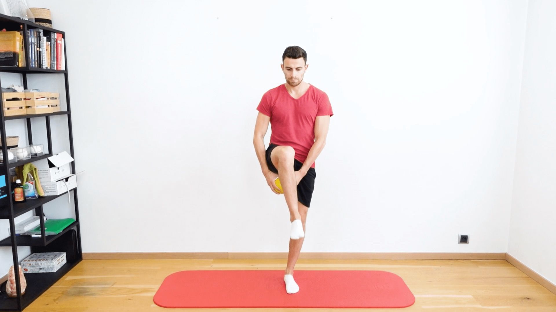 Équilibre unipodale avec balle sous la jambe, vue 2