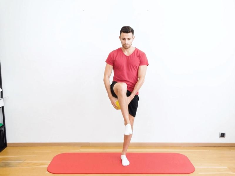 Équilibre unipodale avec balle sous la jambe, vue 2