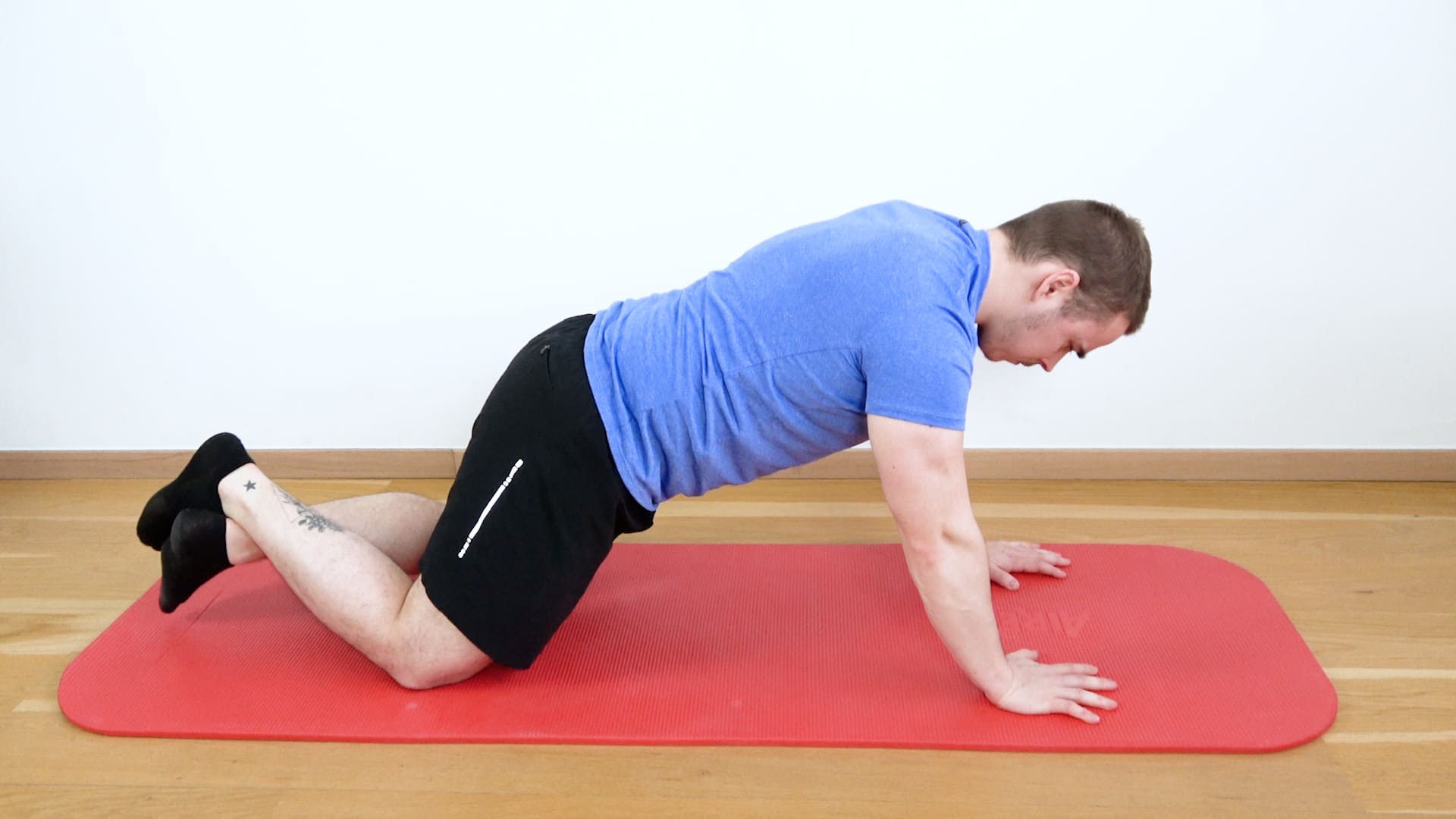 Gainage dynamique à genou, vue 1