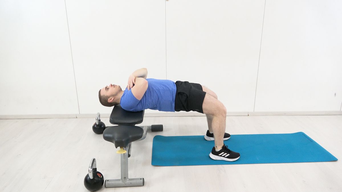 Relevé de bassin avec le dos appuyé sur un banc