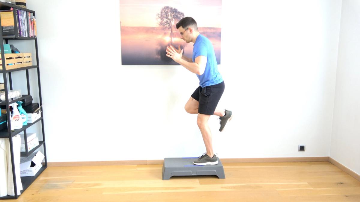 Saut avec réception unipodale perpendiculaire au step