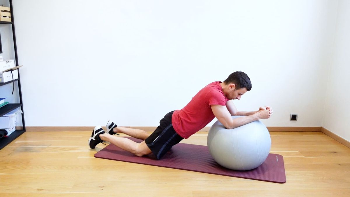 Gainage sur genoux avec SwissBall