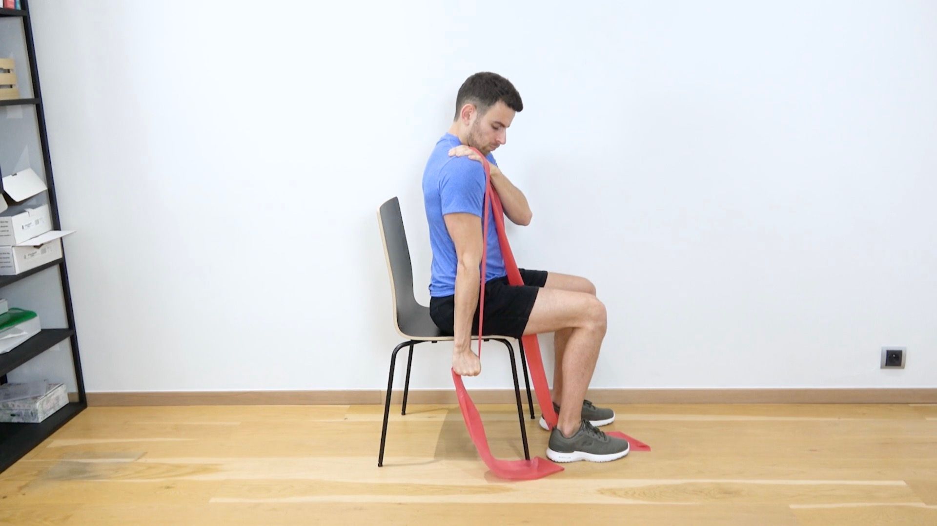 Renforcement du triceps assis avec élastique