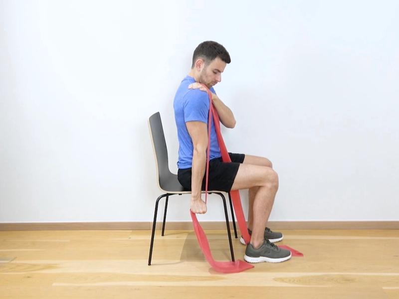 Renforcement du triceps assis avec élastique, vue 2