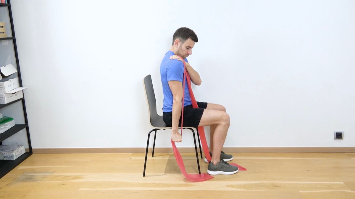 Renforcement du triceps assis avec élastique
