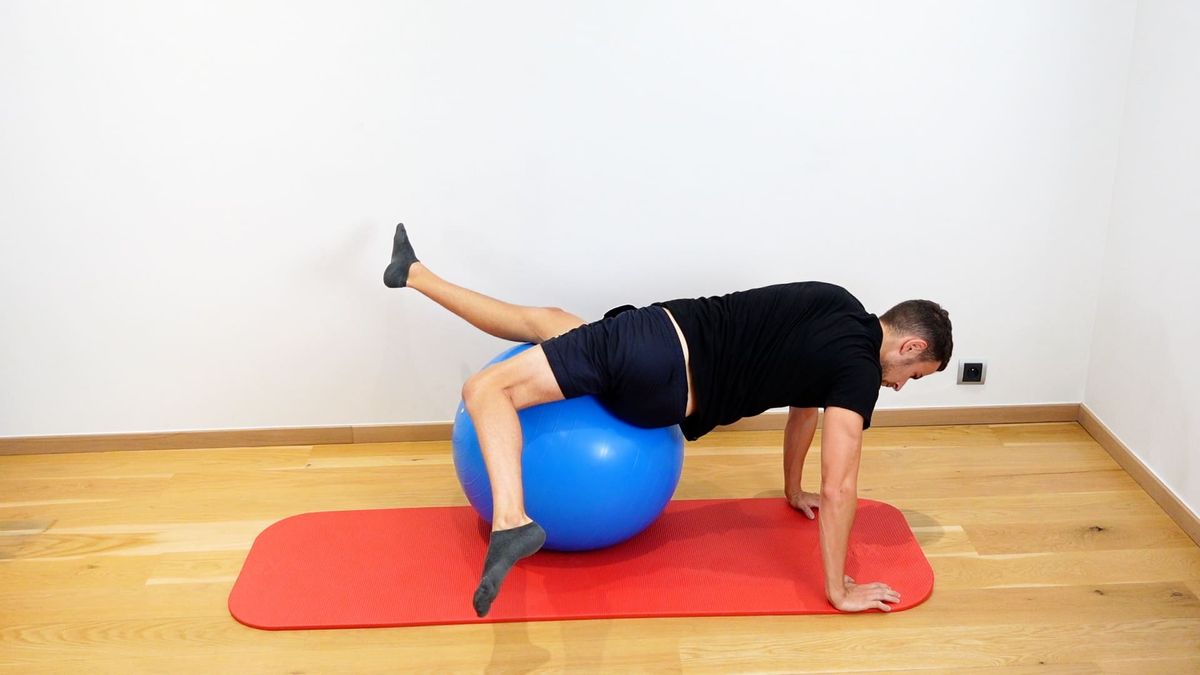 Rotation lombaire en appui ventral sur SwissBall