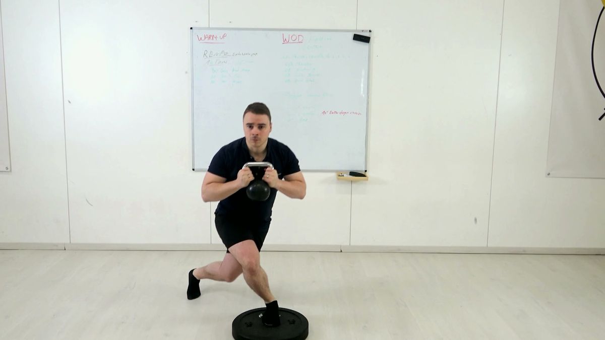 Fente croisée avec kettlebell