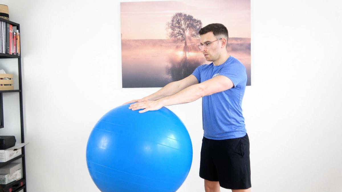 Extension d'épaule isométrique sur Swiss Ball
